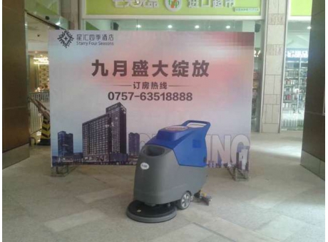 在公園里逛商場的恒福中心